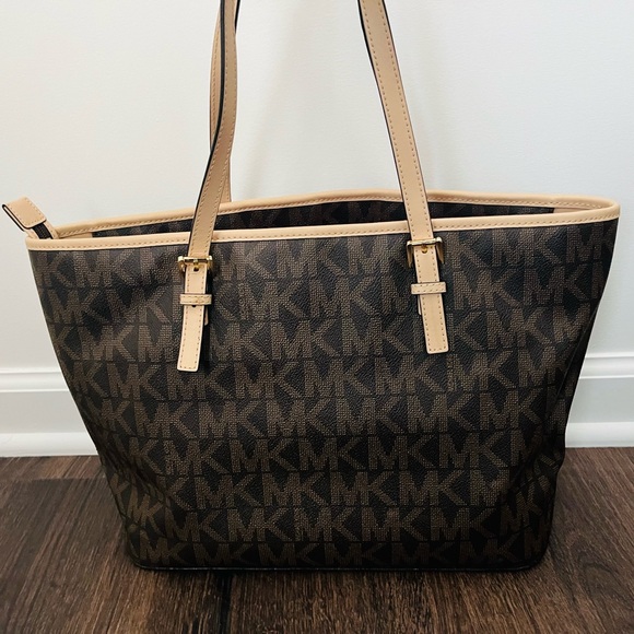 Michael Kors Jet Set Travel Tote in Signature Canvas - Picture 3 of 5